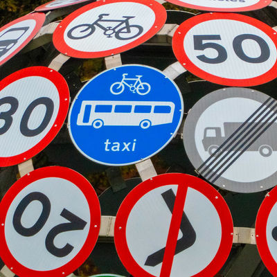 السلامة على الطرق أشارة المرور المقاومة للماء تحذير المرور إشارة عاكسة أعمال الطرق السوداء أشارة المرور