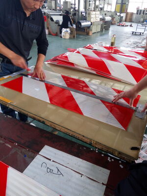 شعار مخصص طباعة الشاشة شيفرون عاكس تعكس ملصق مستطيل أصفر أحمر المنشورية عاكس الشريط اللاصق