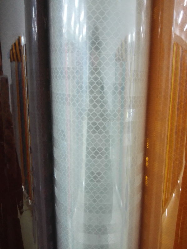 لوحات تسجيل الطرق موشورية عاكسة لافتات الطرق مواد معتمدة من ECE DOT C2 1.22M * 45.7M Roll